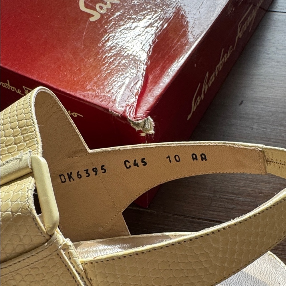 Sz 10 AA Ferragamo DK 06395 pale yellow gargano avorio calf Liz Prt sandals - Picture 9 of 17